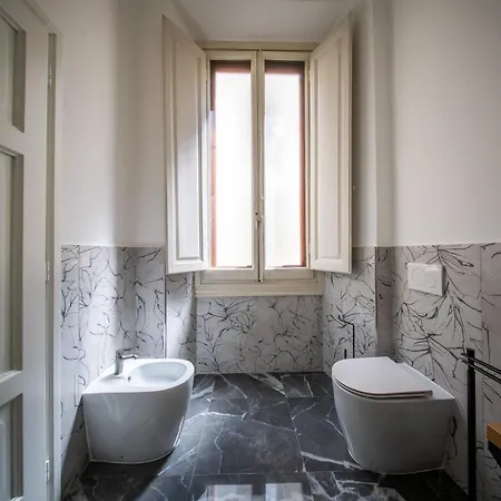 Five Mantellate 9 Couette-café